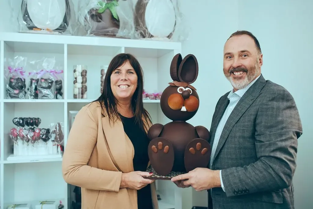 Photo de Frédéric Fournier et Nancy Bastien, propriétaires de Concept Chocolat, tenant un lapin en chocolat